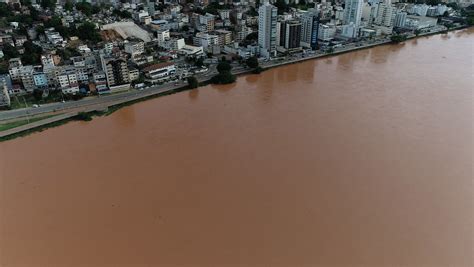 A Gazeta Cheia Do Rio Doce Devido Chuva Em Mg J Causa Alagamentos