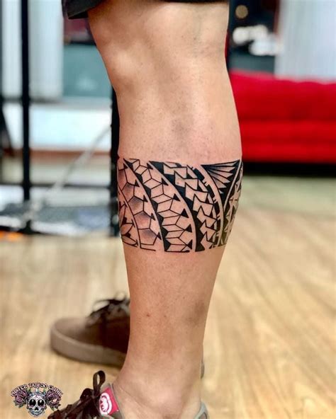 Tatuagem De Faixa Maori Na Perna Tribal Tattoos Triangle Tattoo Legs