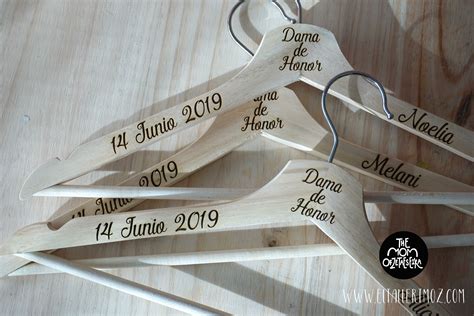 Grabado En Perchas En Madera Para Bodas Perchas Madera Artesanal