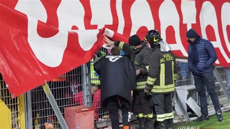 Tifoso Scivola Dai Gradoni Dello Stadio Trasportato In Ospedale