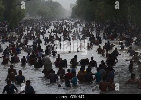 Lahore Pakistan 12 Juni 2016 Eine große Anzahl von Menschen in