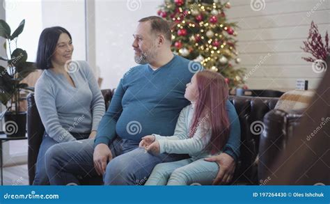 Família Feliz Sentada No Sofá Na Véspera De Natal E Conversando