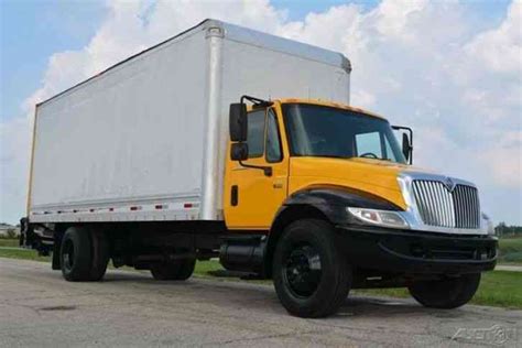 International 4300 Dt466 24ft W Lift 2005 Van Box Trucks