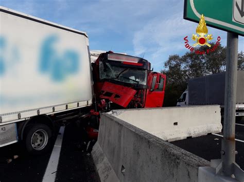 Incidente Tra Tir In A Autista Bloccato Tra Le Lamiere Chiusa L