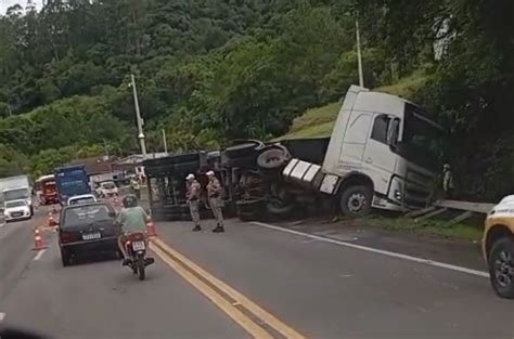 V Deo Acidente Entre Carreta E Carro Deixa Duas Pessoas Feridas Na Rsc