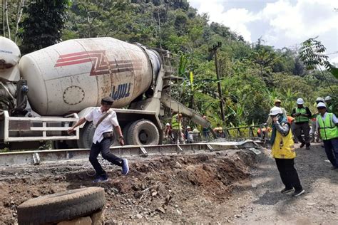 Foto Tahun Rusak Jalan Kabupaten Di Tasikmalaya Jadi Mulus Berkat Ijd