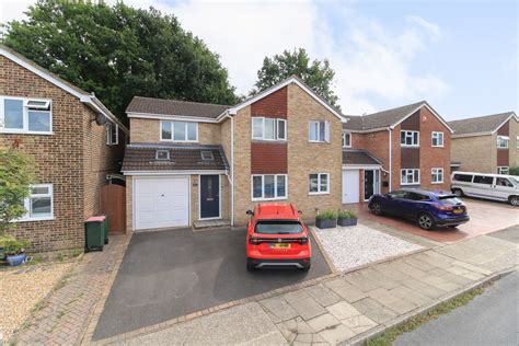 4 Bedroom Detached House For Sale In Trinity Close Crawley RH10 3TW