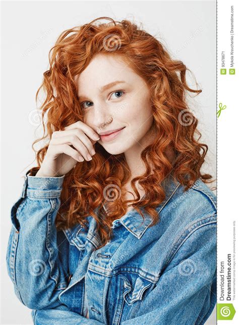 Portrait De La Jeune Fille Mignonne Avec Les Cheveux Bouclés Et Les