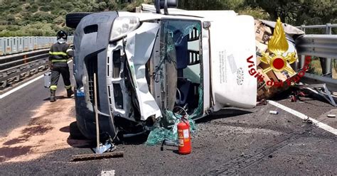 Perde Il Controllo Del Camion E Si Ribalta Sulla Statale