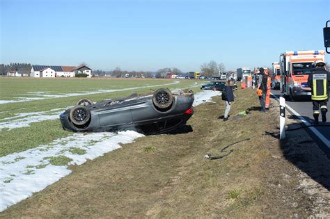 Unfall auf B299 bei Unterneukirchen auf Höhe Kronberg ein Auto landet