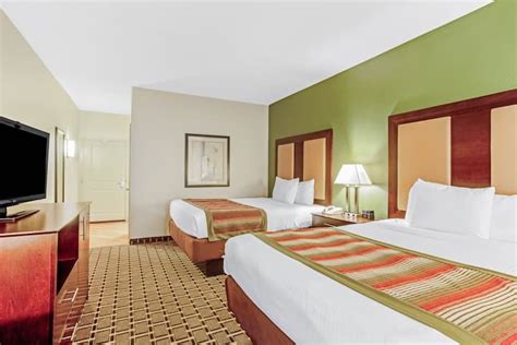 La Quinta Inn & Suites by Wyndham Lancaster | Ronks, PA Hotels