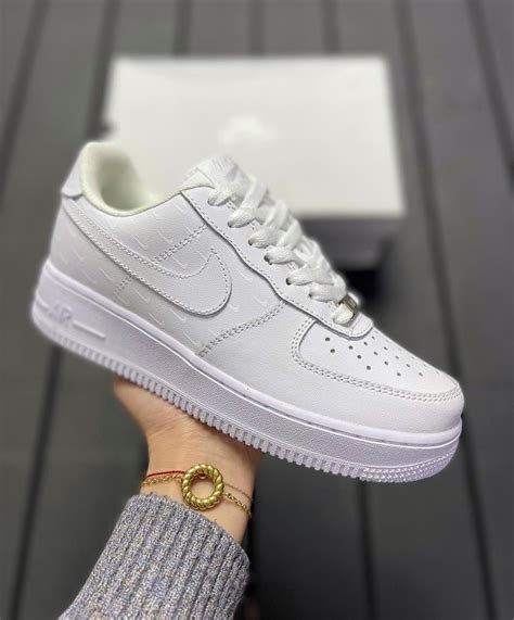 Купить кеды Nike Air Force белые с мини логотипом в СПб