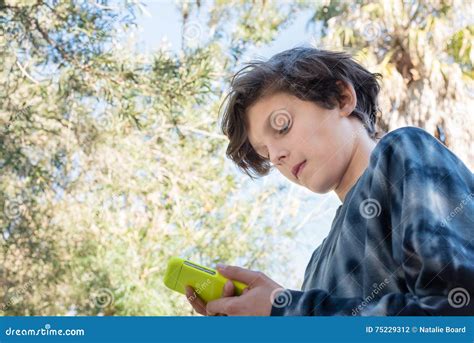 Adolescente Que Usa O Telefone Esperto Foto De Stock Imagem De