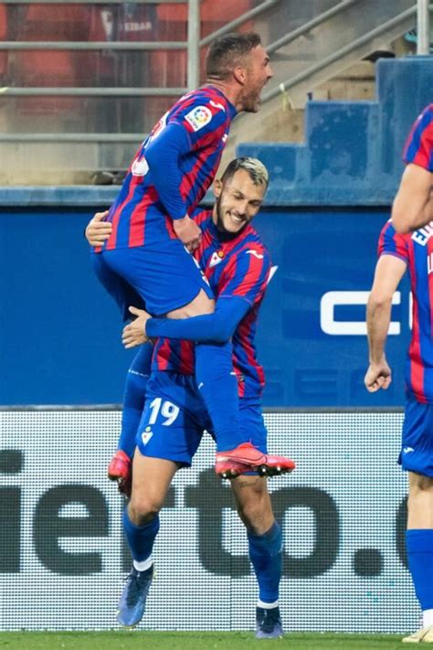 La Sd Eibar Remonta Ante El Huesca Con Dos Goles Del Sanroque O