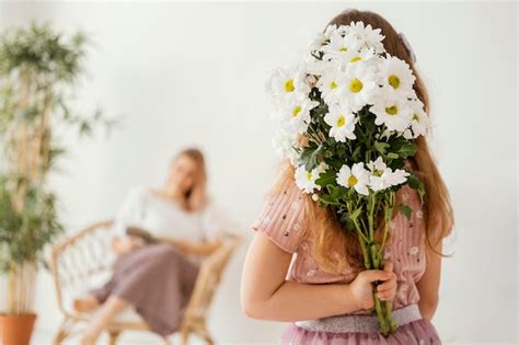 Petite Fille Tenant Un Bouquet De Fleurs De Printemps Comme Une