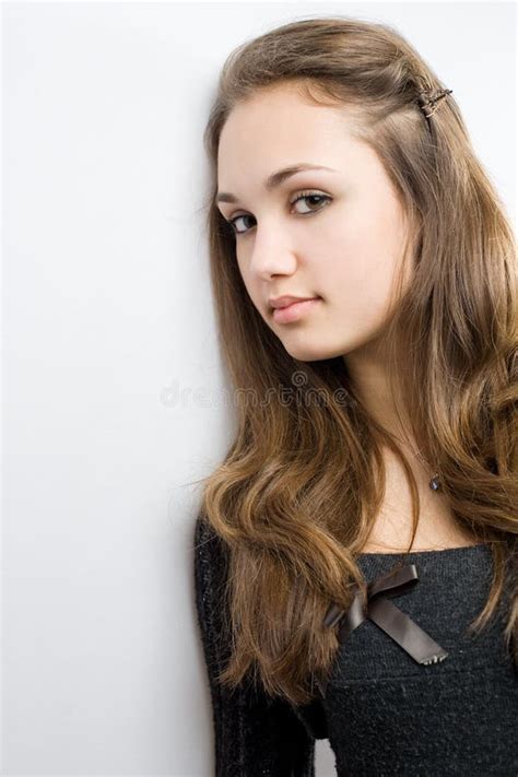 Het Portret Van De Close Up Van Zeer Leuke Jonge Brunette Stock Afbeelding Image Of Uitziend