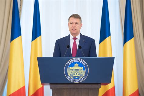 Klaus Iohannis a promulgat legea privind alăptarea în spaţii publice