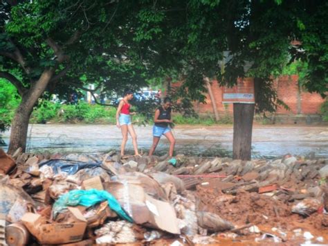 Chuvas Deixam 10 Mil Desalojados Em Minas