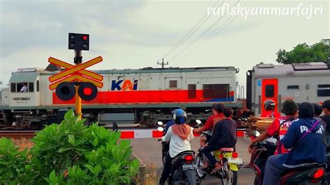 Palang Pintu Perlintasan Kereta Api Railroad Crossing Ka Progo