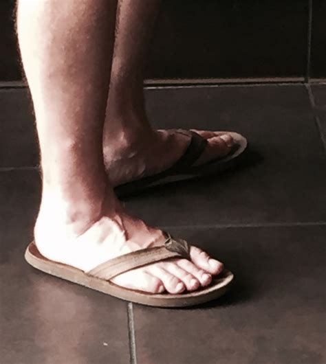 Starbucks Totally Hot Feet And Toes In Flip Flops Source HommePieds007 Hommepieds007