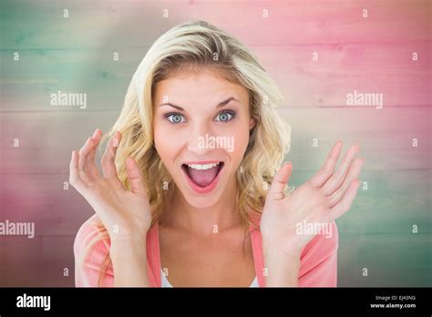 Jeune blonde Banque de photographies et dimages à haute résolution Alamy