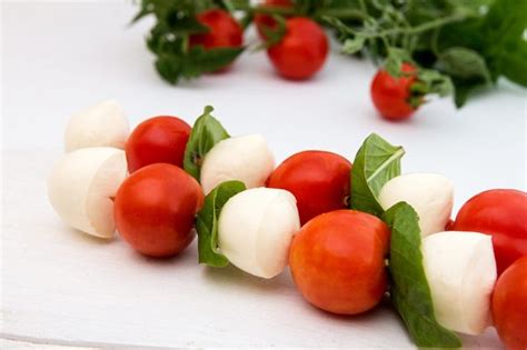 Spiedini Di Mozzarella La Ricetta Veloce E Gustosa Con Pomodorini E