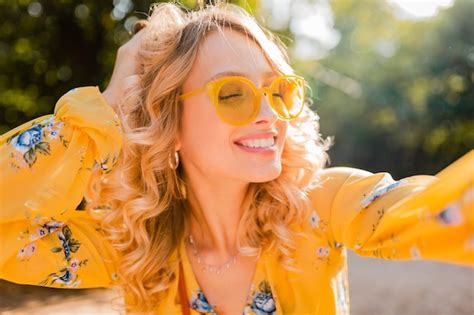Portrait De La Belle Blonde L Gante Femme Souriante En Chemisier Jaune Portant Des Lunettes De