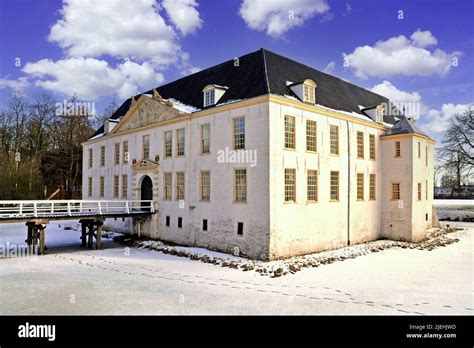 Das Wasserschloss In Dornum Im Winter Ostfriesland Niedersachsen