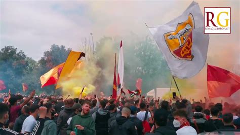 Manchester United Roma I Tifosi A Trigoria Caricano La Squadra Youtube