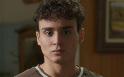 Em Garota do Momento Guto sofre por ser gay e busca ajuda prostituta Notícias da TV