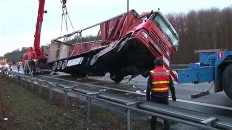 Stau Nach Lkw Unfall Auf A Bei Breuna Youtube