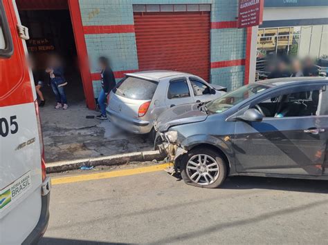 Idoso De Anos Perde O Controle Do Carro E Atinge Outros Ve Culos Em