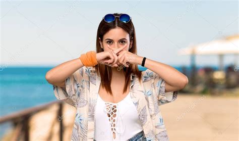 Mujer Joven En Bikini En Vacaciones De Verano Mostrando Un Gesto De Silencio En La Playa