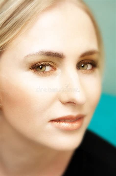 Gezicht Van Jonge Blonde Vrouw Met Groene Ogen Stock Foto Image Of Ogen Leuk 1137512
