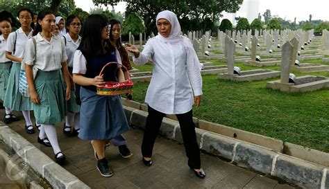 Mensos Khofifah Ajak Ratusan Siswa SMA Ziarah Ke Kalibata Foto