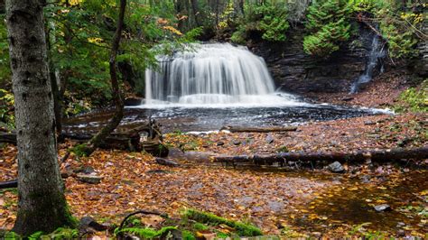 10 Waterfalls in Munising – Tranquility and Adventure