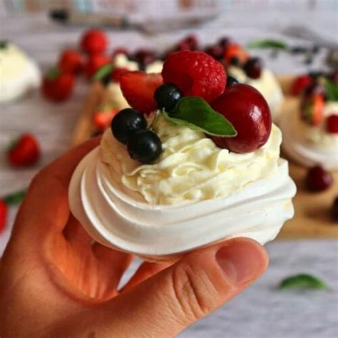 Mini Pavlova Rezept für weltbeliebten Sommer Törtchen