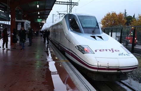 Renfe Emite En Castilla Y Le N Abonos Para Cercan As Media