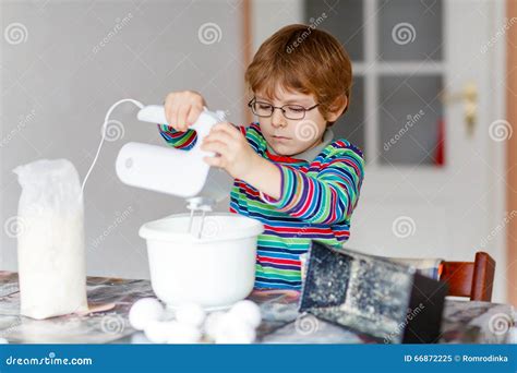 Grappige Blonde Het Bakselcake Van De Jong Geitjejongen Binnen Stock Afbeelding Image Of