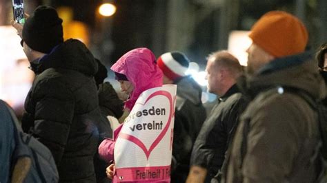 Demonstrationen Tausende Protestieren Gegen Corona Ma Nahmen In