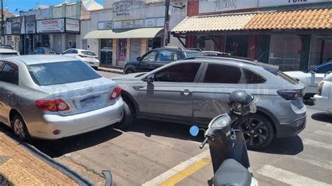 Motorista N O Respeita Sinaliza O E Causa Acidente Envolvendo Carros