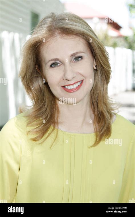 Jolie Femme Mature Dans La Banlieue Street Smiling Photo Stock Alamy