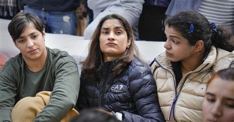 Bjps Babita Phogat Meets Women Wrestlers Protesting Against Wfi President