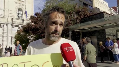 Centenares De Personas Se Concentran En Santander En Defensa De Una