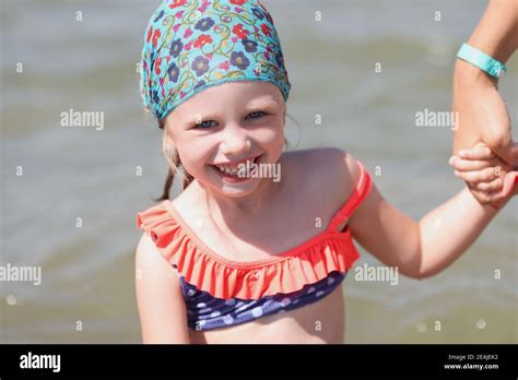 Petite Fille Souriante En Maillot De Bain Lumineux Debout Et Jouant My XXX Hot Girl