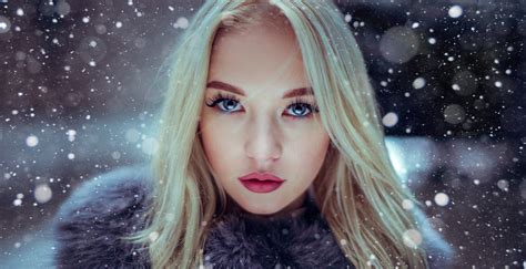 Wallpaper Women Blonde Fur Portrait Blue Eyes 2000x1029