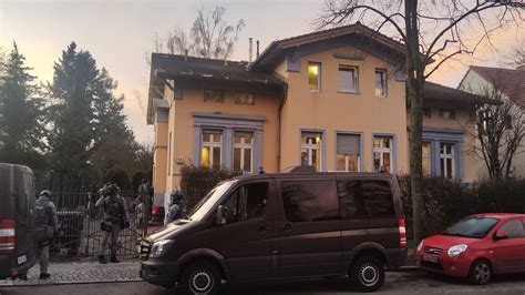 Berlin Clan Mitglied Versteckte Handy Im Hintern Razzia In Remmo Villa