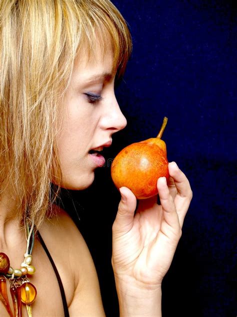 Ragazza E Pera Del Bikini Fotografia Stock Immagine Di Nutra