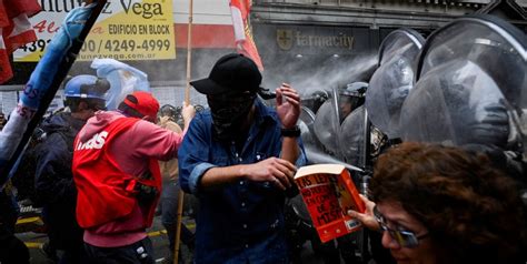 Tensión Fuera Del Congreso Disturbios Entre Manifestantes Y Fuerzas