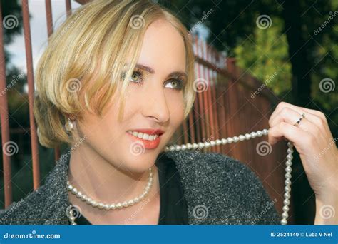 Jeune Femme De Sourire Blonde Photo Stock Image Du Jardin Femelle